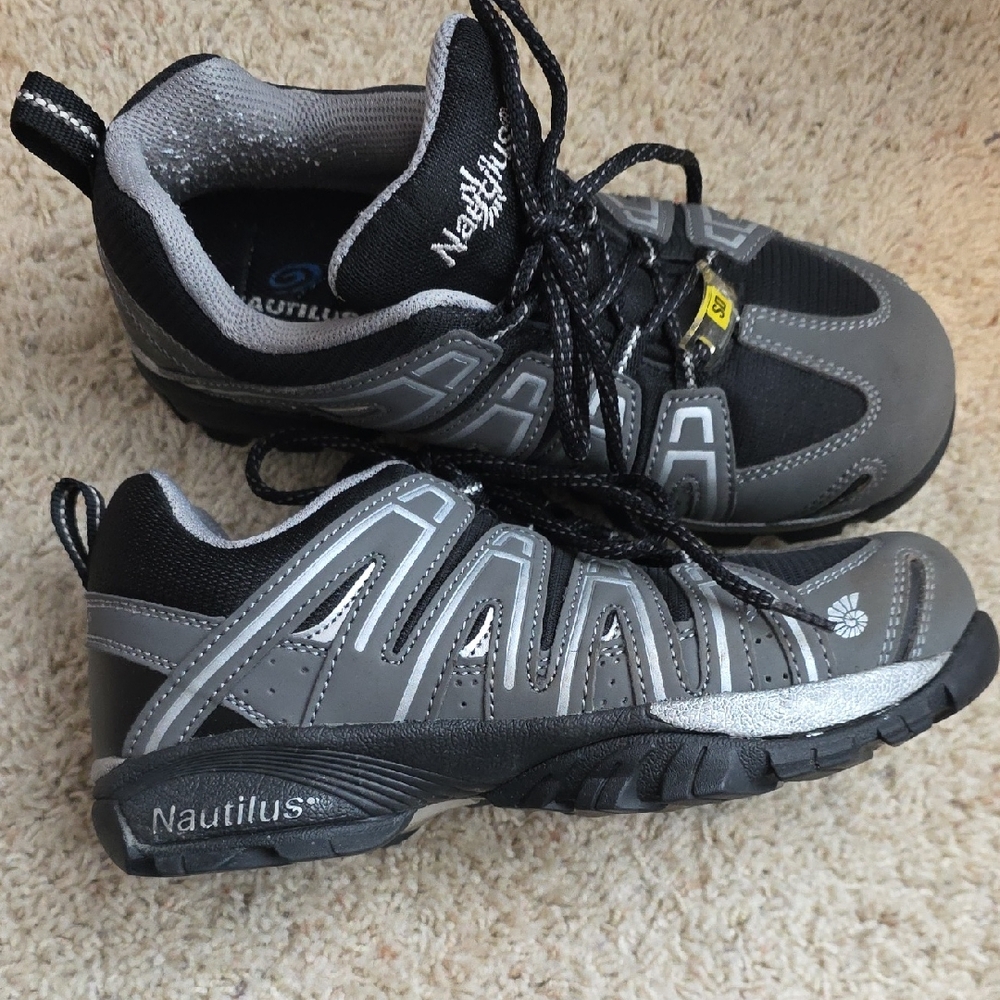 Nautilus Black and Gray Safety Shoes 7.5W Men's Steel Toe